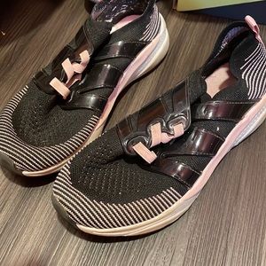 Athletic works knit shoe